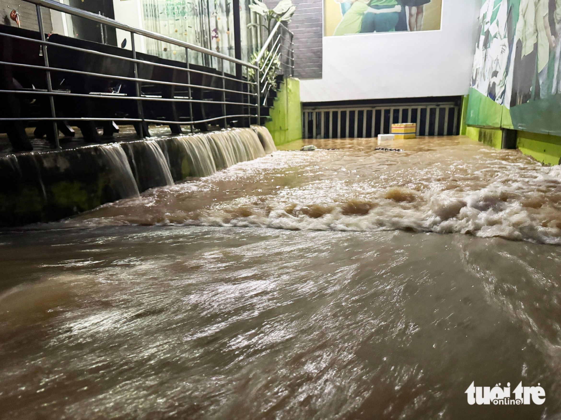 10月28日上午洪水更新:Thu Bồn河和Vu Gia河洪水消退缓慢,许多地区仍深陷积水